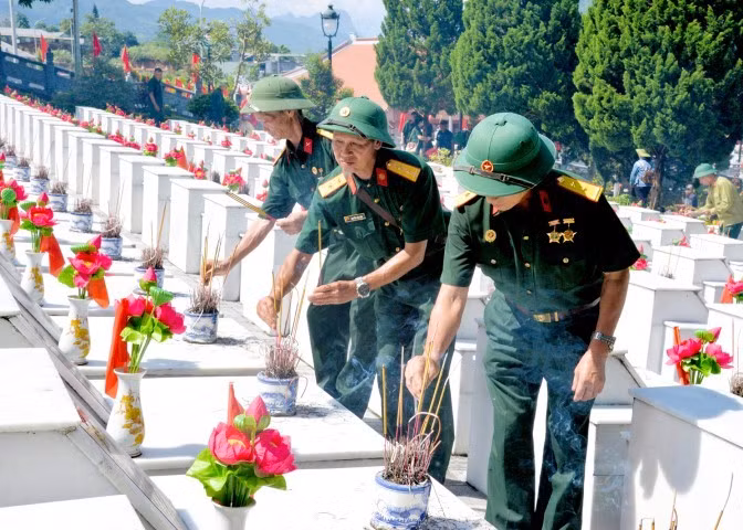 nghia-trang-liet-si-quoc-gia-vi-xuyen-linh-thieng-nhung-ngay-thang-7-1-small.jpg