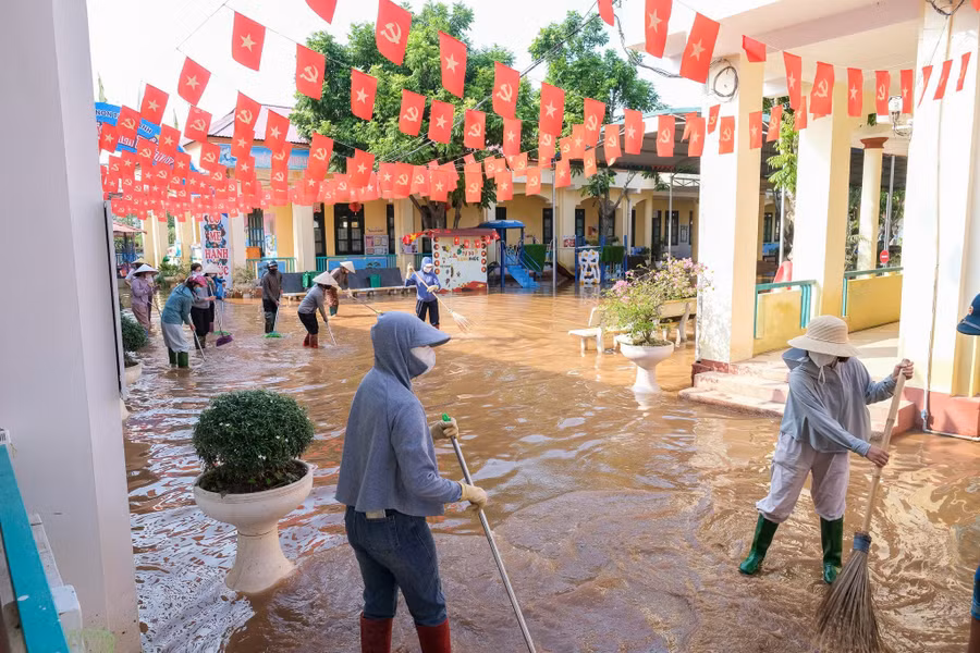 Giáo viên Trường Mầm non Tân Thanh dọn vệ sinh, chờ nước rút để đón học sinh trở lại trường.