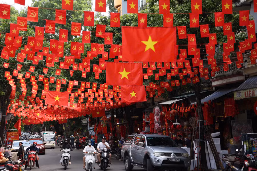 Nhiều tuyến đường của Hà Nội treo cờ hoa rực rỡ.