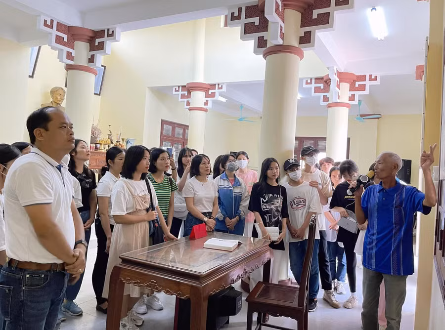 Khách du lịch đến tham quan tại khu lưu niệm nhà văn Nam Cao tại xã Hòa Hậu (Lý Nhân, Hà Nam).