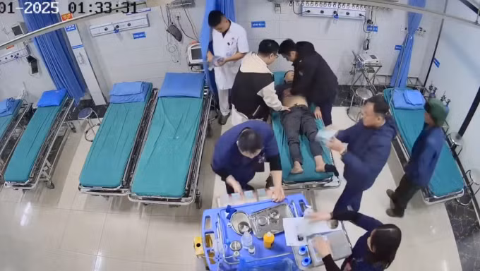 Các bác sĩ cấp cứu cho bệnh nhân. Ảnh: BVCC
