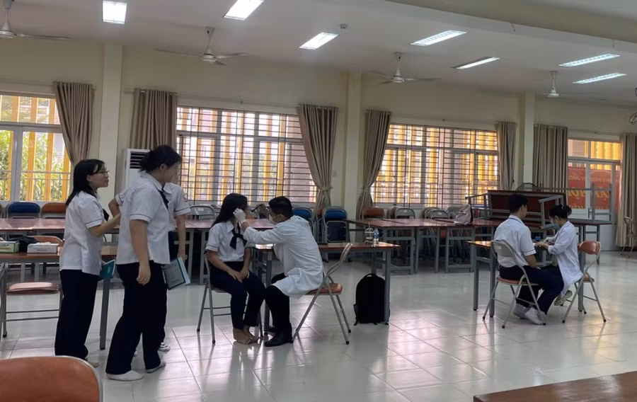 Học sinh Trường THPT Gia Định (TPHCM) được khám sức khỏe định kỳ.