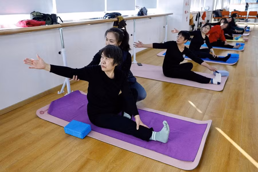 Dân số già hóa tại Trung Quốc thúc đẩy các dịch vụ y tế và giáo dục cho người cao tuổi.