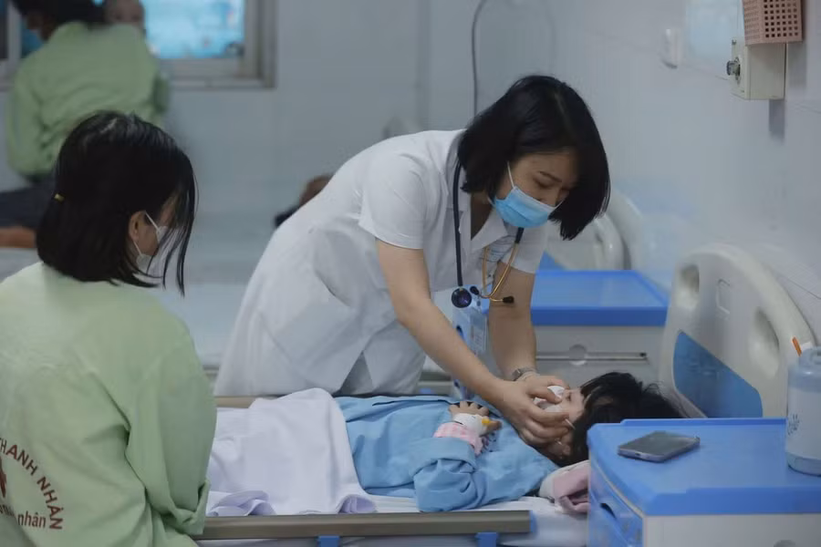 Sốt cao, mệt mỏi, phát ban… là những triệu chứng của bệnh sởi. Ảnh minh họa: INT