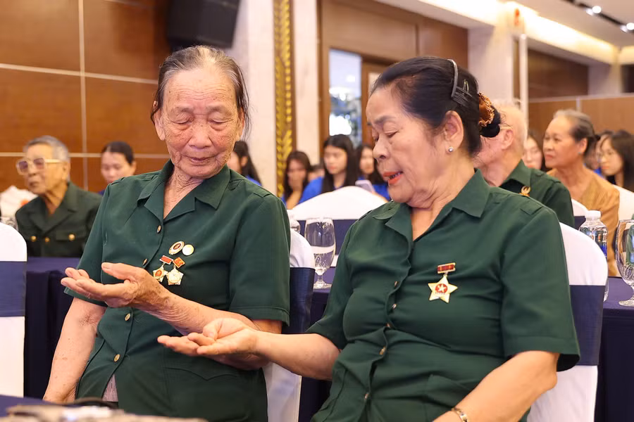 gap-lai-nguyen-mau-gui-em-co-thanh-nien-xung-phong-3.jpg