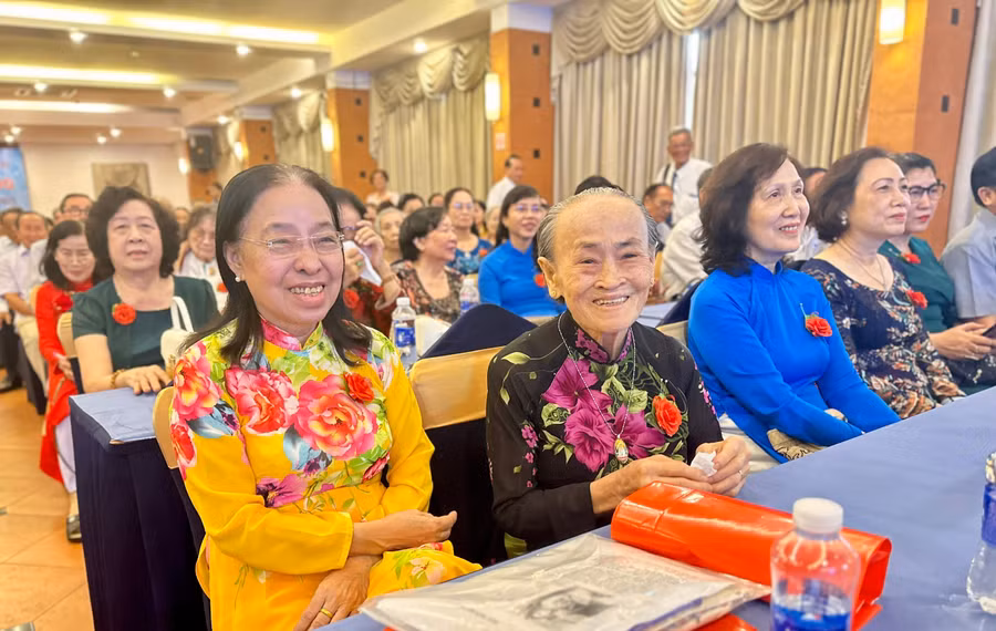 truong-su-pham-tay-nam-bo-gieo-chu-giua-dan-bom-2.jpg