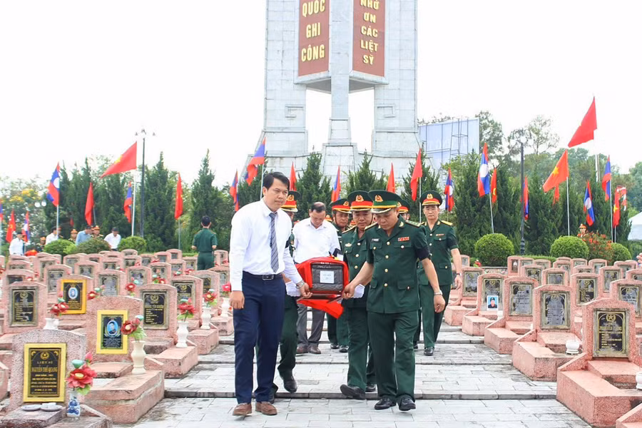 Lễ an táng hài cốt liệt sĩ quân tình nguyện và chuyên gia Việt Nam hy sinh tại Lào. Ảnh: Phạm Tâm