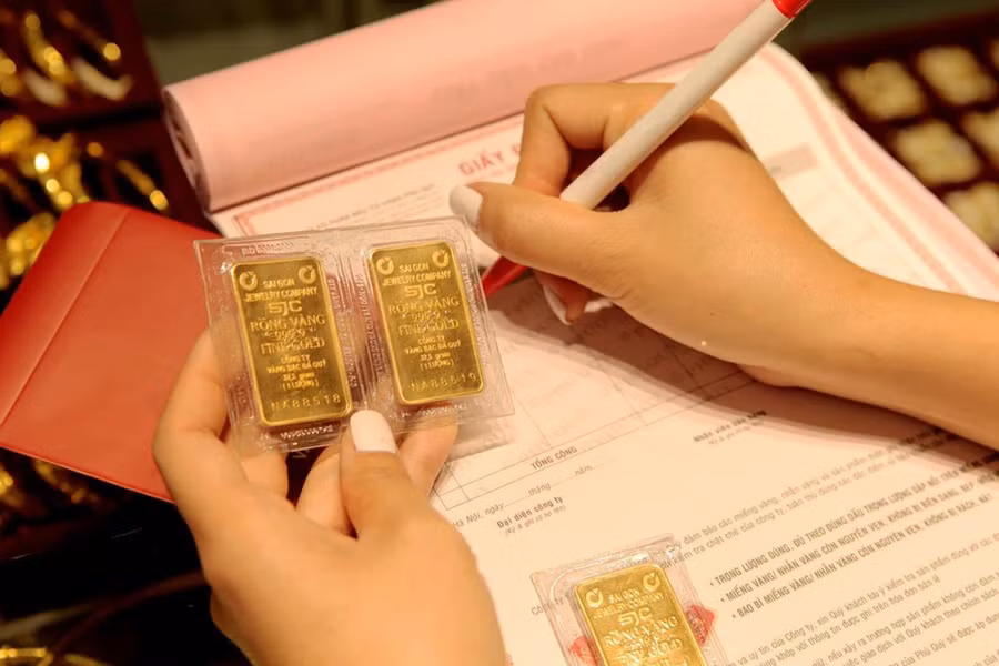 Người dân cần tuân thủ các quy định pháp luật có liên quan khi mua bán vàng để tránh rủi ro.