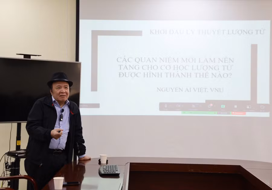 PGS.TS Nguyễn Ái Việt tại sự kiện bài giảng đại chúng ngày 22/3/2025, tại Viện Hàn lâm Khoa học và Công nghệ Việt Nam.