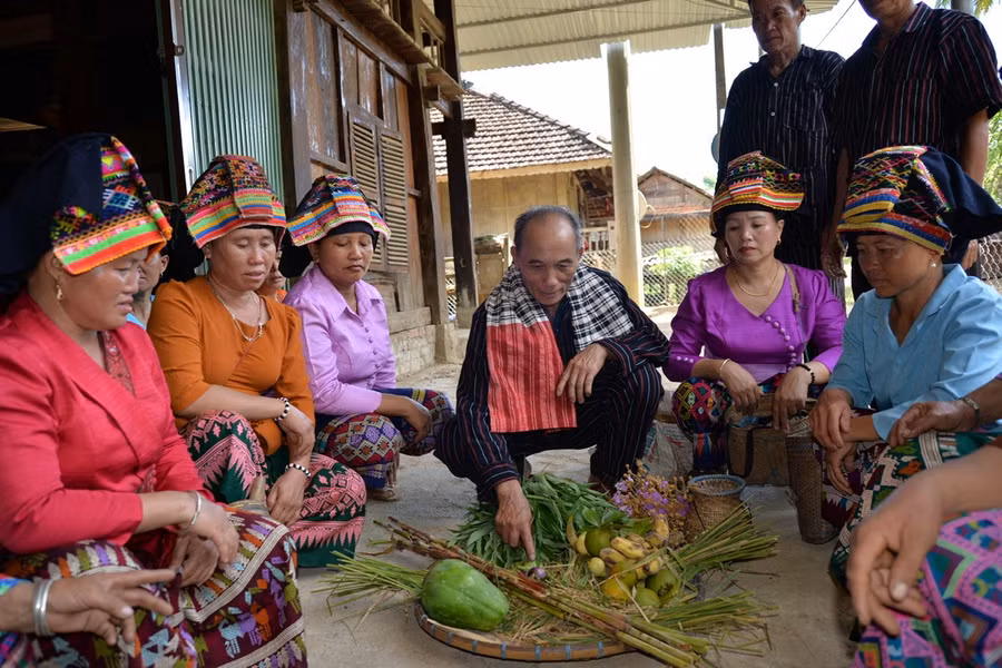 thap-muong-luan-linh-hon-ben-dong-song-ma-5.jpg
