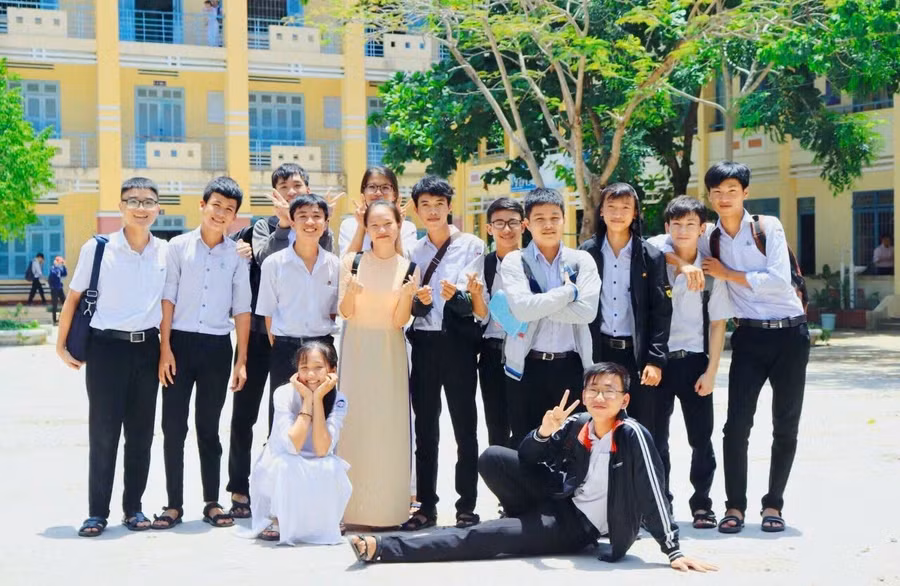 Cô trò Trường THPT Trần Bình Trọng (Khánh Hòa). Ảnh: Nguyễn Thành Danh