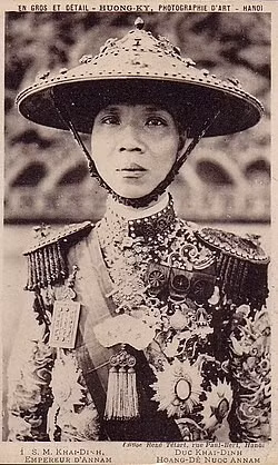 cuoc-doi-mia-mai-va-diem-dua-cua-vua-khai-dinh-1.jpg