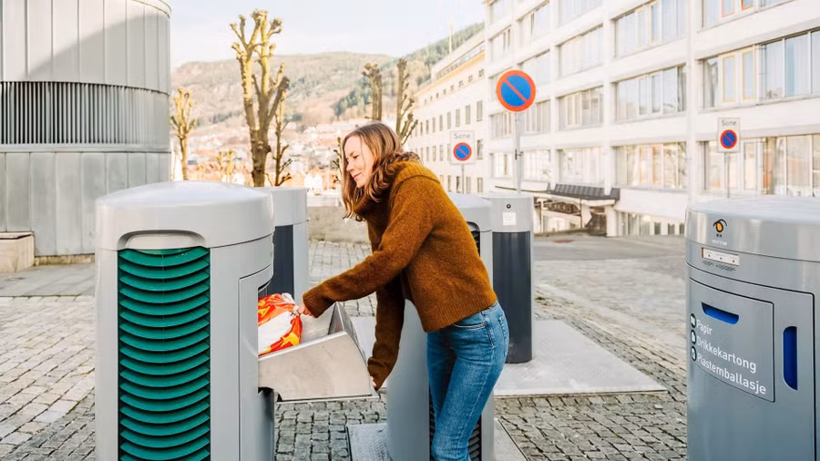 Người dân Stockholm phân loại rác theo các đường ống xử lý rác thải.