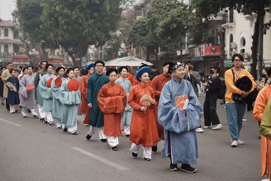 nguoi-tre-phuc-dung-anh-liet-si-bai-cuoi-2.jpg