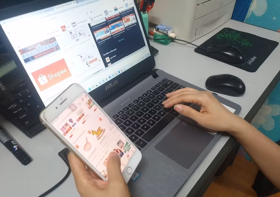 Từ 18/2, hàng hóa nhập khẩu có giá trị thấp gửi qua dịch vụ chuyển phát nhanh sẽ không còn được hưởng chính sách miễn thuế VAT. Minh họa/INT