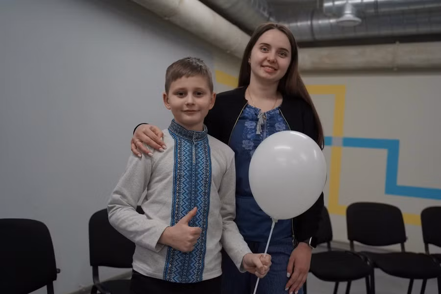 tre-em-ukraine-hoc-cach-giu-nu-cuoi-3.jpg