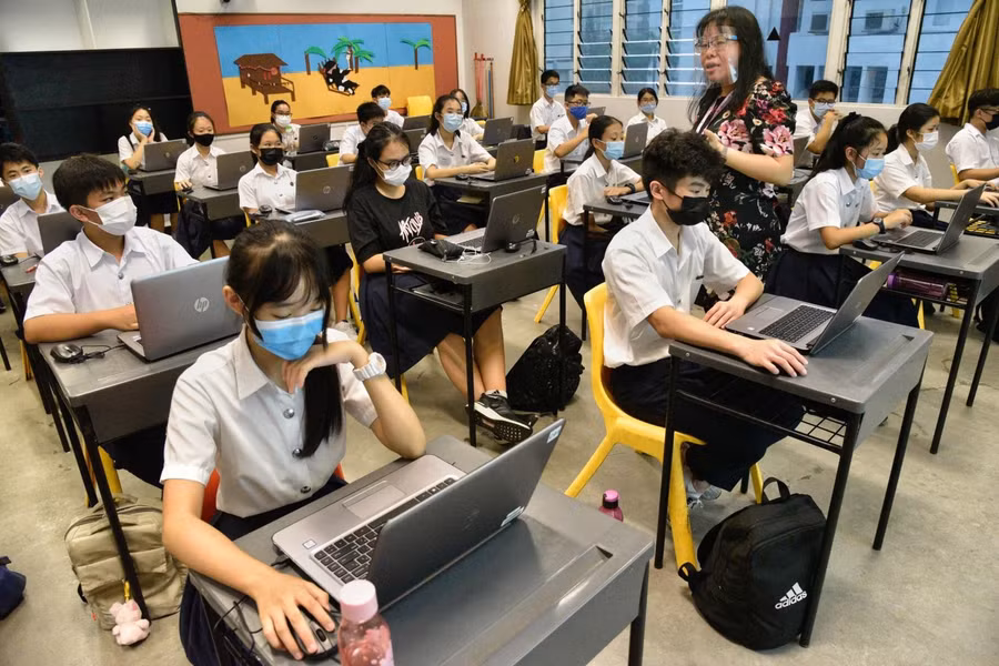 Học sinh phải cất thiết bị suốt thời gian ở trường.