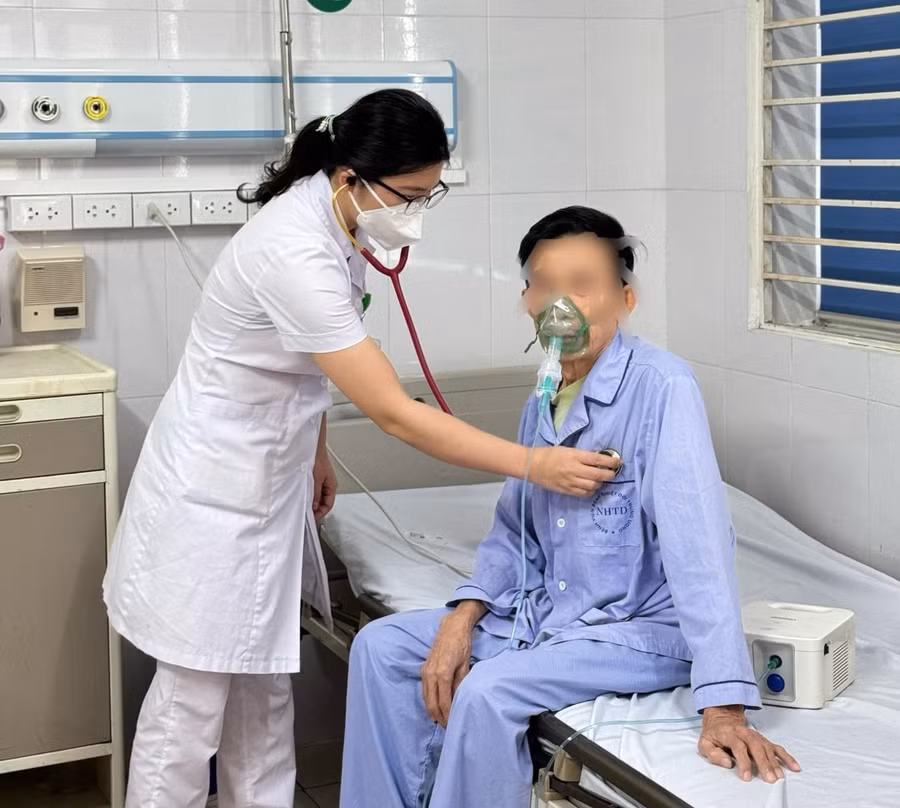 Bệnh nhân mắc phổi tắc nghẽn mạn tính do hút thuốc lá lâu năm. Ảnh: Bệnh viện Bệnh Nhiệt đới Trung ương