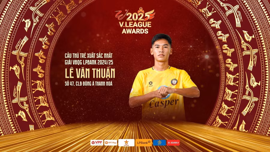 Văn Thuận được bầu chọn là Cầu thủ trẻ xuất sắc nhất V-League 2024/2025. Ảnh: INT.