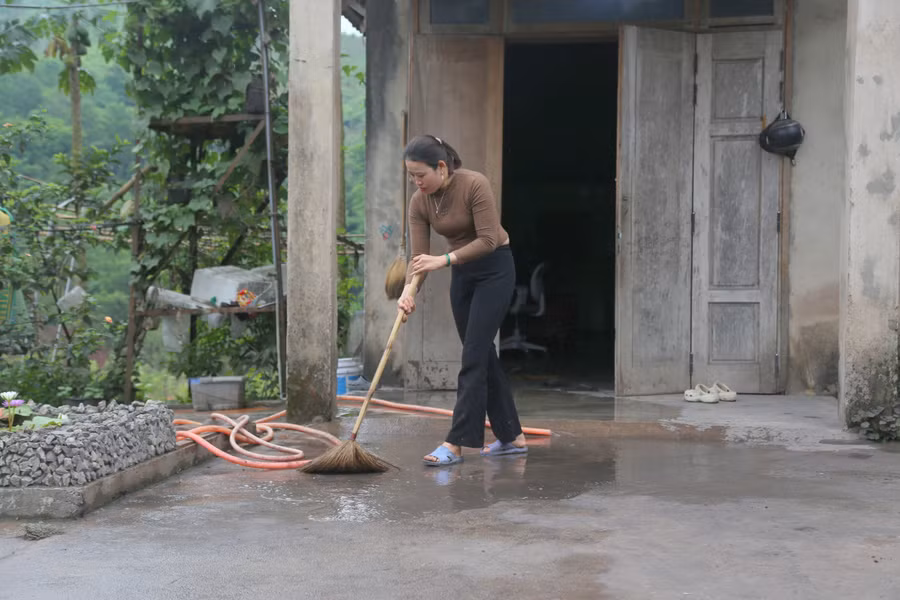 quang-tri-bui-than-bua-vay-truong-hoc-len-loi-vao-khu-dan-cu-4.jpg