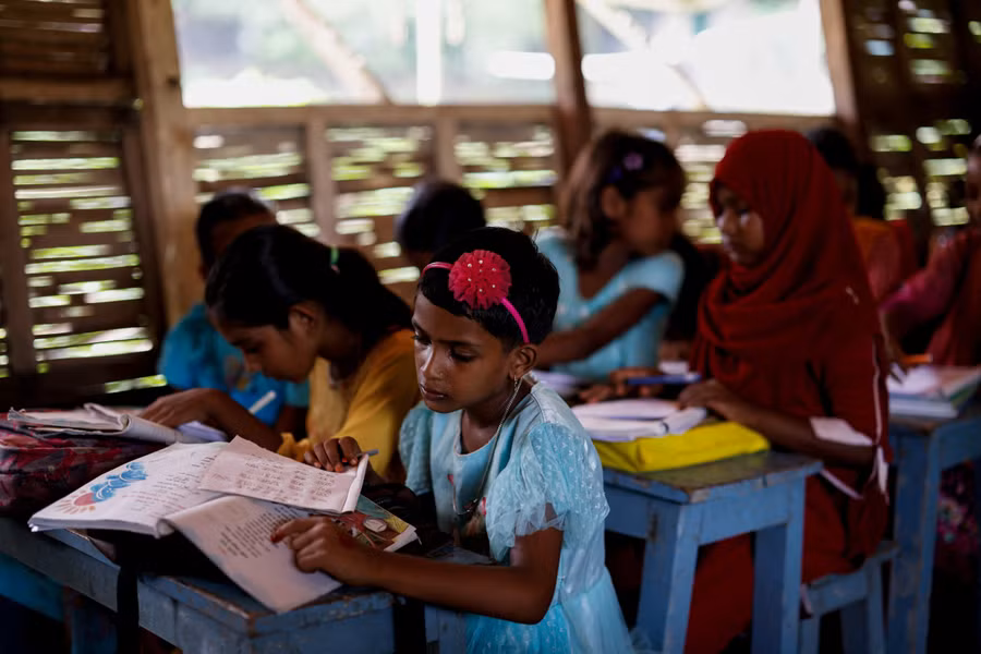 Các em học sinh Bangladesh học trong trường 'nổi'.
