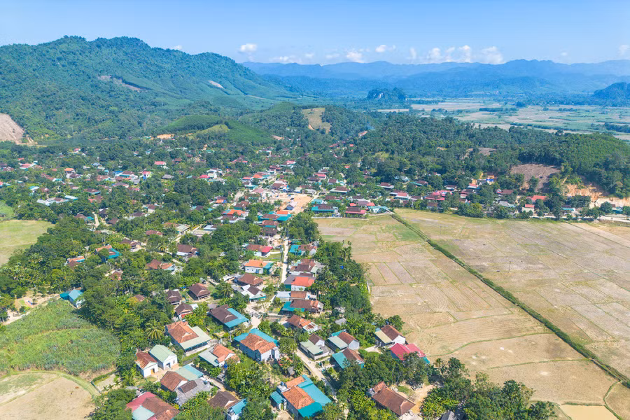 Bản Hoa Tiến (xã Châu Tiến, huyện Quỳ Châu) nhìn từ trên cao. Ảnh: Phạm Tâm.