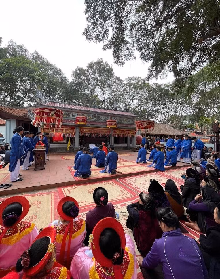huyen-tich-ba-chua-dau-tam-trong-ngoi-den-choa-linh-thieng-2.jpg