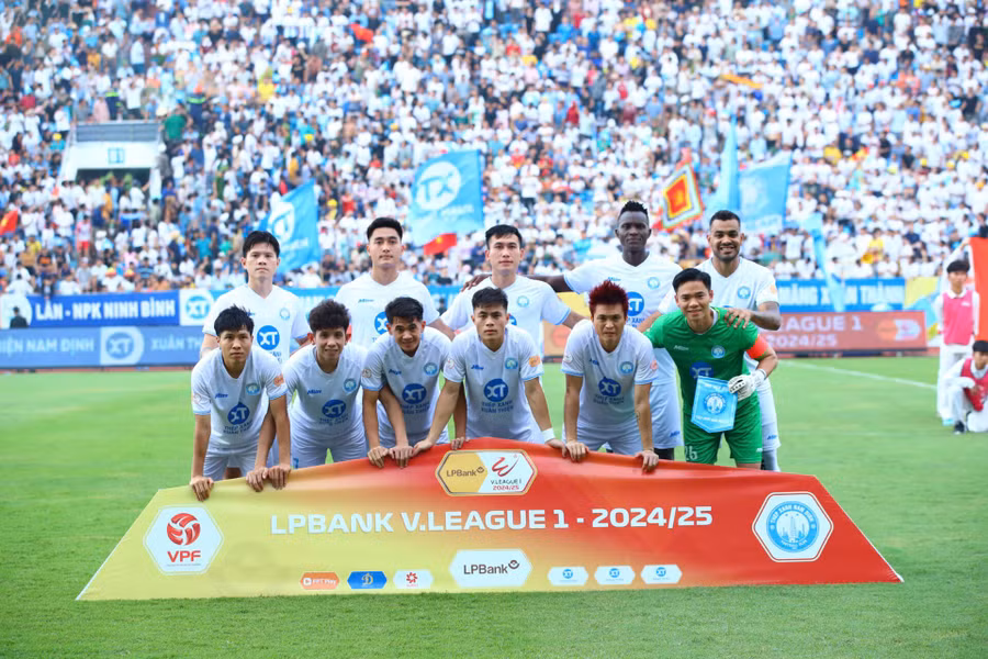 Câu lạc bộ Thép Xanh Nam Định ở vòng 26 V-League 2024 -2025 trên sân Thiên Trường. Ảnh: VPF.