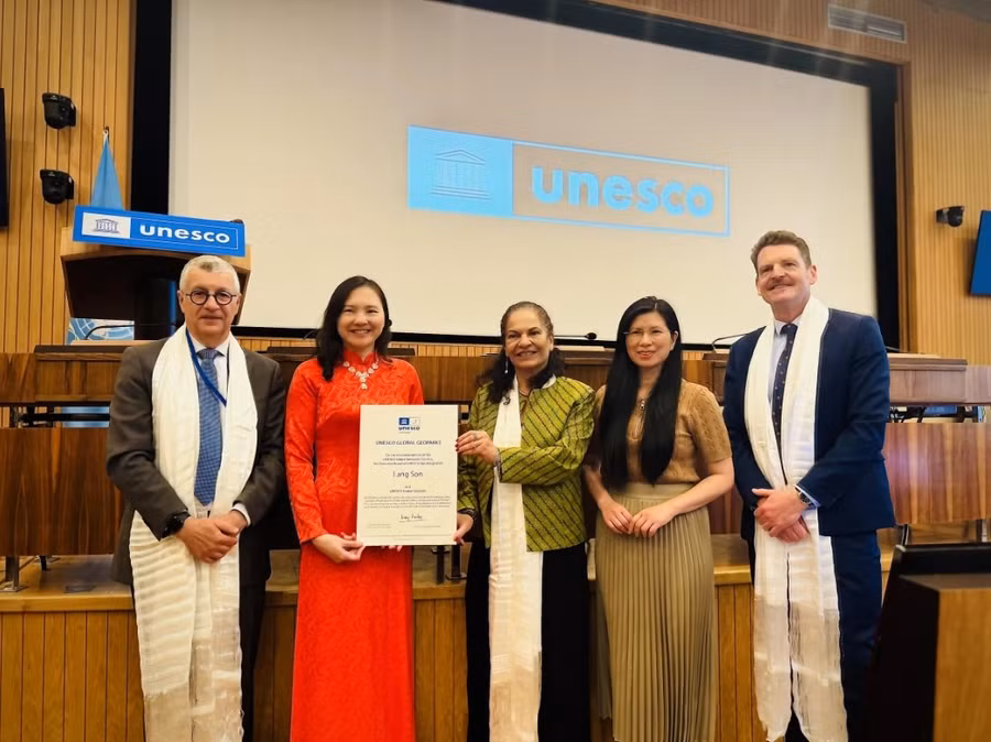 Đại diện Phái đoàn thường trực Việt Nam bên cạnh UNESCO nhận Bằng công nhận Công viên địa chất Lạng Sơn là Công viên địa chất toàn cầu UNESCO. Ảnh: ITN