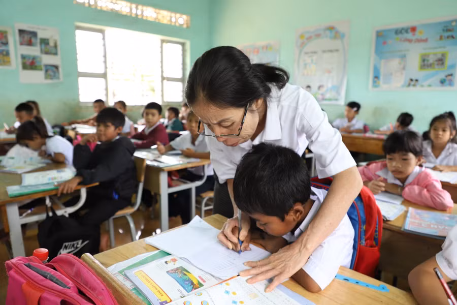 Cô và trò tại điểm lẻ thôn Tân Đức, Trường Tiểu học Y Jút, xã Ea Knuếc (Đắk Lắk). Ảnh: Thành Tâm