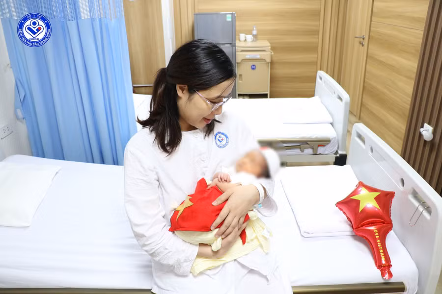 Trẻ chào đời khỏe mạnh, nặng 3,3kg. Ảnh: BVCC