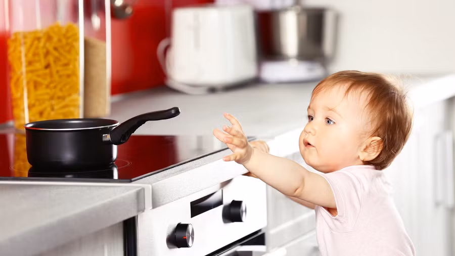 Có nhiều nguyên nhân dẫn đến bỏng ở trẻ, như tiếp xúc với nước sôi, chơi đồ điện. Ảnh minh họa: INT