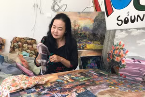 Độc đáo triển lãm tranh 'không bảng màu, không cọ vẽ' 