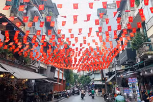 Phố phường trang hoàng rực rỡ, cờ đỏ sao vàng tung bay gắn kết cộng đồng.