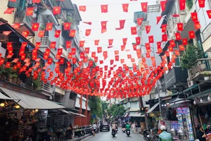 Phố phường trang hoàng rực rỡ, cờ đỏ sao vàng tung bay gắn kết cộng đồng.