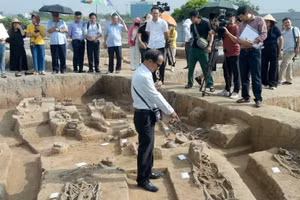 PGS.TS Nguyễn Lân Cường giới thiệu về các mộ táng tại di chỉ khảo cổ Vườn Chuối - Ảnh Bảo tàng HN.