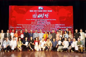 Lãnh đạo Nhà hát Kịch Việt Nam trao kịch bản cho các diễn viên tham gia vở diễn.