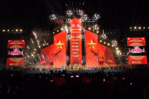 Đêm nghệ thuật “Hà Nội – Sáng mãi khát vọng Việt Nam” thu hút đông đảo công chúng.