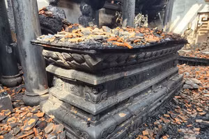 Bảo vật quốc gia bệ đá hoa sen chùa Xuân Lũng bị hư hại trong vụ hoả hoạn.