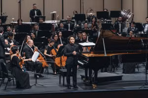 Nghệ sĩ piano Nguyễn Việt Trung và Dàn nhạc Giao hưởng Mặt Trời trong đêm diễn tại Nhà hát Hồ Gươm tối 30/3/2024.