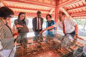Ông Hoàng Việt Trung - Giám đốc Trung tâm Bảo tồn di tích cố đô Huế giới thiệu với đoàn công tác khi tham quan tại Lầu Ngũ Phụng - Ảnh: TTBTDTCĐ Huế.