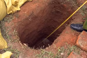 Hiện trường hố đào tại khu lăng mộ vua lê Túc Tông - Ảnh: Bộ VH&TT-DL.