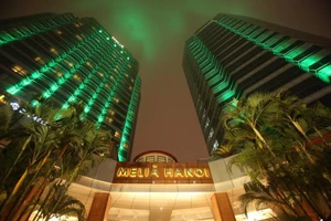 Khách sạn Melia Hà Nội bật đèn xanh kỷ niệm Ngày Thánh Patrick - Ngày Quốc khánh của Ireland.