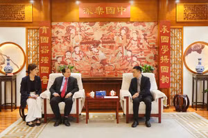 Thứ trưởng Bộ VH,TT&DL Tạ Quang Đông và GS.TS. Lý Tâm Thảo - Giám đốc Học viện Âm nhạc Trung Quốc - Ảnh: Bộ VH,TT&DL.