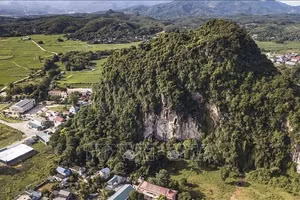 Mái đá làng Vành nằm dưới chân núi Khụ Vành tại xã Yên Phú, Lạc Sơn, Hòa Bình (cũ), nay là tỉnh Phú Thọ - Ảnh: TTXVN.