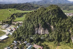 Mái đá làng Vành nằm dưới chân núi Khụ Vành tại xã Yên Phú, Lạc Sơn, Hòa Bình (cũ), nay là tỉnh Phú Thọ - Ảnh: TTXVN.