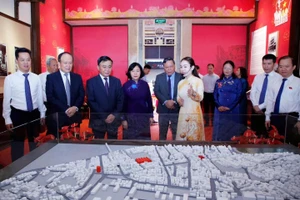 Các đại biểu tham quan triển lãm tại Di tích lịch sử số 48 phố Hàng Ngang - Ảnh ITN.