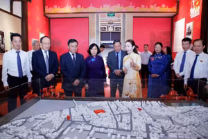 Các đại biểu tham quan triển lãm tại Di tích lịch sử số 48 phố Hàng Ngang - Ảnh ITN.