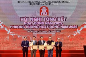 Trao Giải thưởng Văn học năm 2025 của Hội Nhà văn Hà Nội cho 3 tác giả - Ảnh: HNVHN.