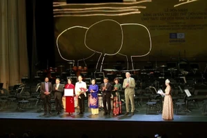 Đại diện UNESCO trao bằng Di sản tư liệu Thế giới cho gia đình cố nhạc sĩ Hoàng Vân - Ảnh Bộ VH,TT&DL.